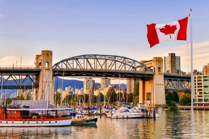 Tàu phà neo đậu yên bình tại Vancouver, Canada