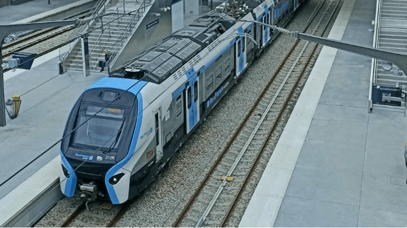 Tàu RER di chuyển gần Tháp Eiffel tại Paris, Pháp