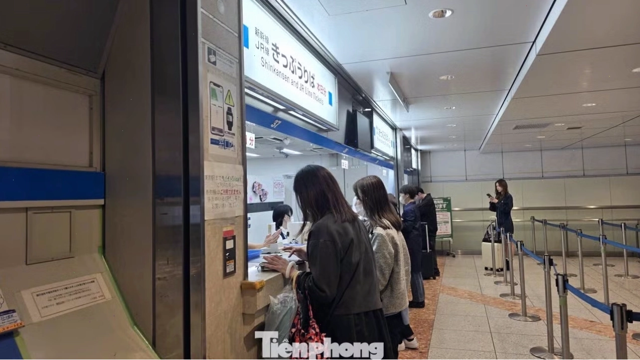 Tàu Shinkansen di chuyển trên đường ray cao tốc