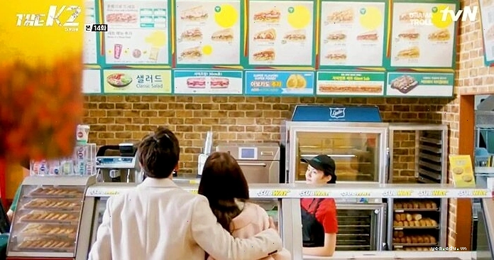 Tàu subway train đang di chuyển trong đường hầm