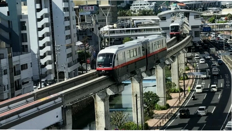 Tàu Yui Rail tại Naha, Okinawa
