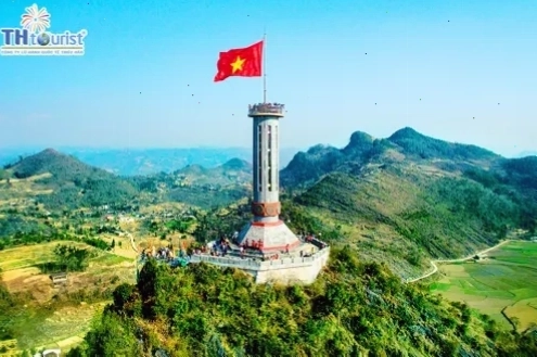 Thác Bản Giốc hùng vĩ nhìn từ xa