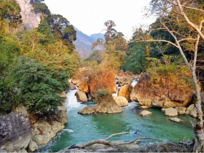 Thác Đầu Đẳng hùng vĩ đổ xuống từ trên cao