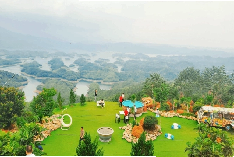 Thác Lưu Ly hùng vĩ đổ xuống từ vách đá, tạo nên màn sương mờ ảo