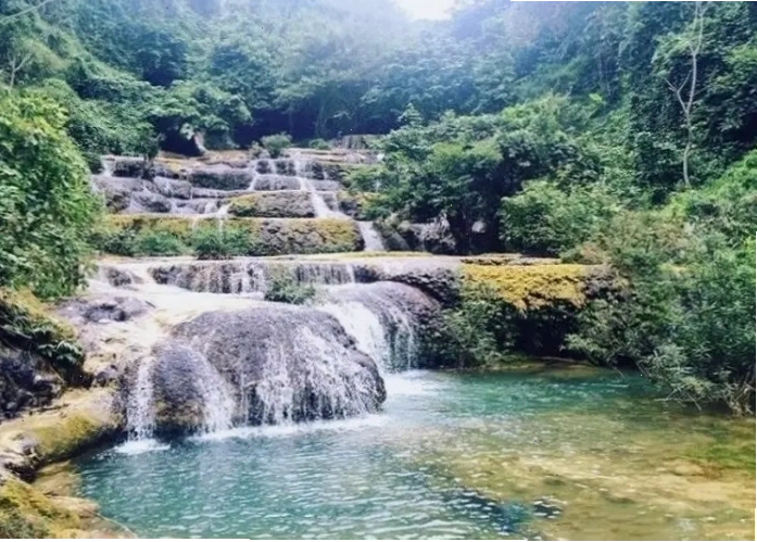 Thác Pú Nhu hùng vĩ nhìn từ xa