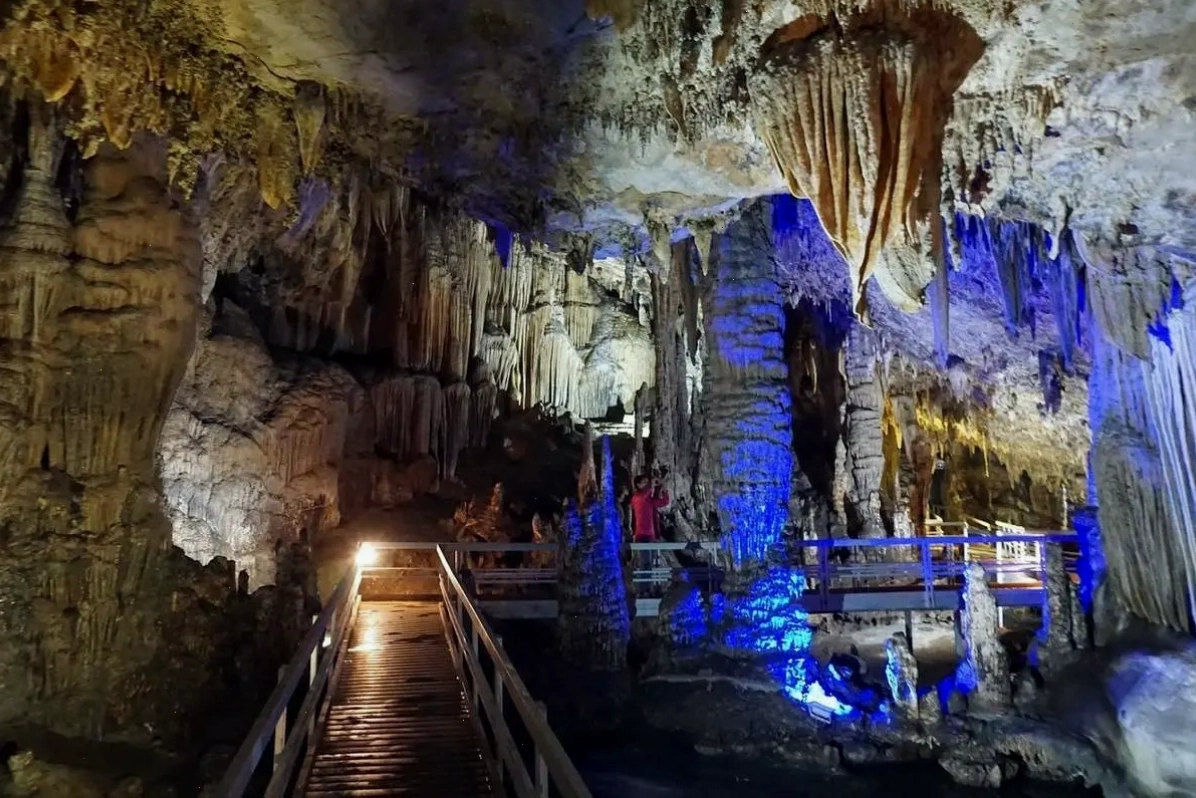 Thạch nhũ lộng lẫy bên trong Động Lùng Khúy