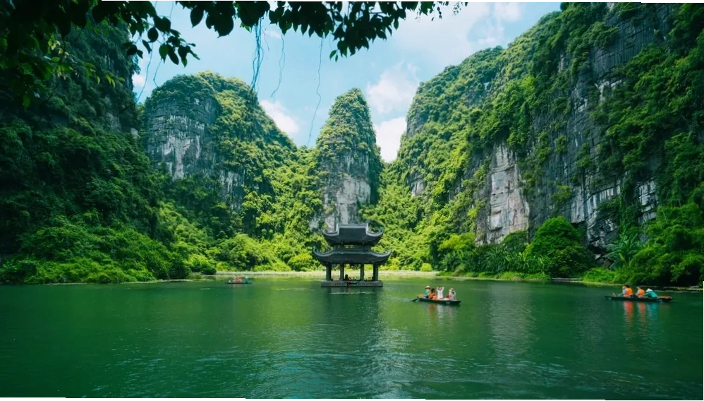 Thạch nhũ lung linh bên trong Động Thiên Đường