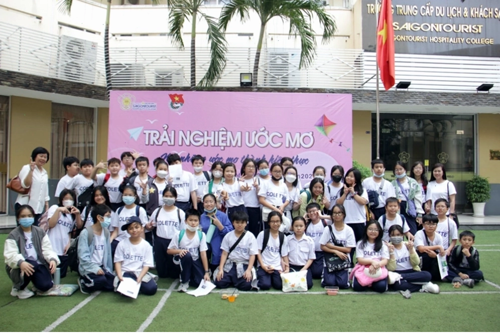 Tham gia làm gốm thủ công trong hoạt động du lịch trải nghiệm