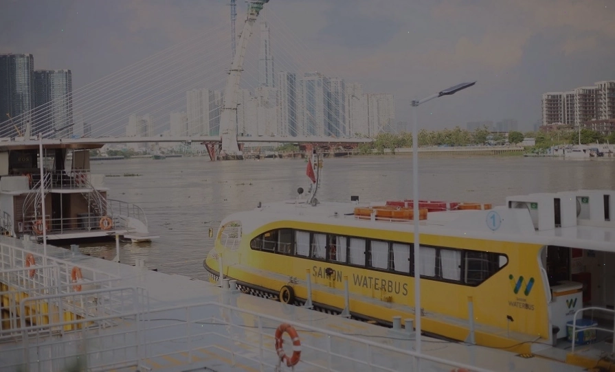 Tham quan nhiều địa danh, công trình nổi tiếng bằng Water Bus