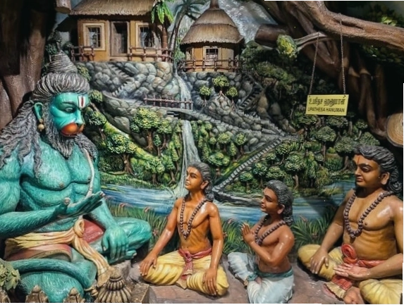 Thần Hanuman ngồi trong tư thế hoa sen bên cạnh vị thần thiêng liêng trong Ấn Độ giáo