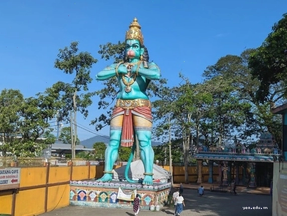 Thần Hanuman, vị thần thiêng liêng của người Hindu, tại hang động Batu, Kuala Lumpur