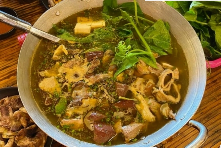 Thắng cố là món ăn truyền thống của người Mông