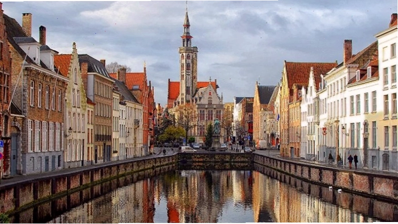 Thành cổ Bruges với những ngôi nhà cổ kính ven kênh