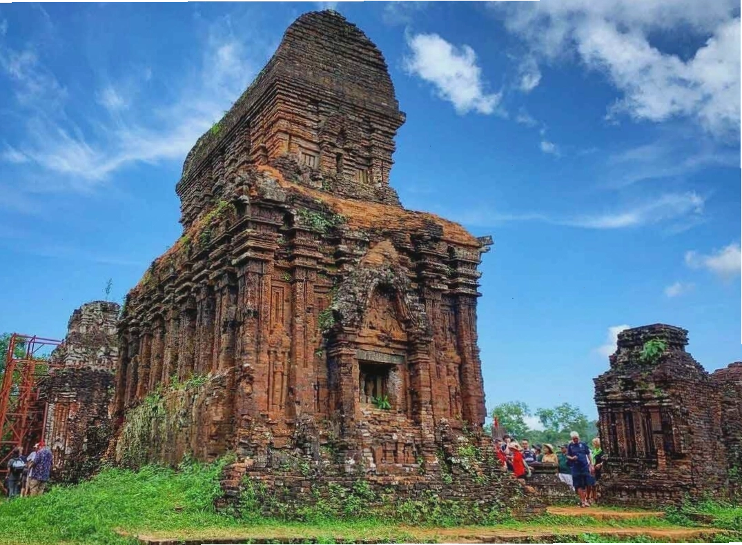 Thánh địa Mỹ Sơn dưới ánh nắng ban mai