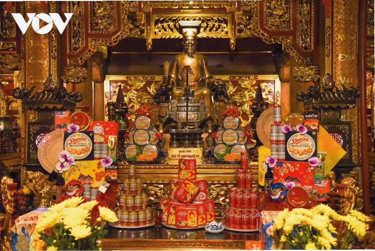 Thanh niên tham gia hoạt động đốt lửa trại trong Lễ hội Xương Giang