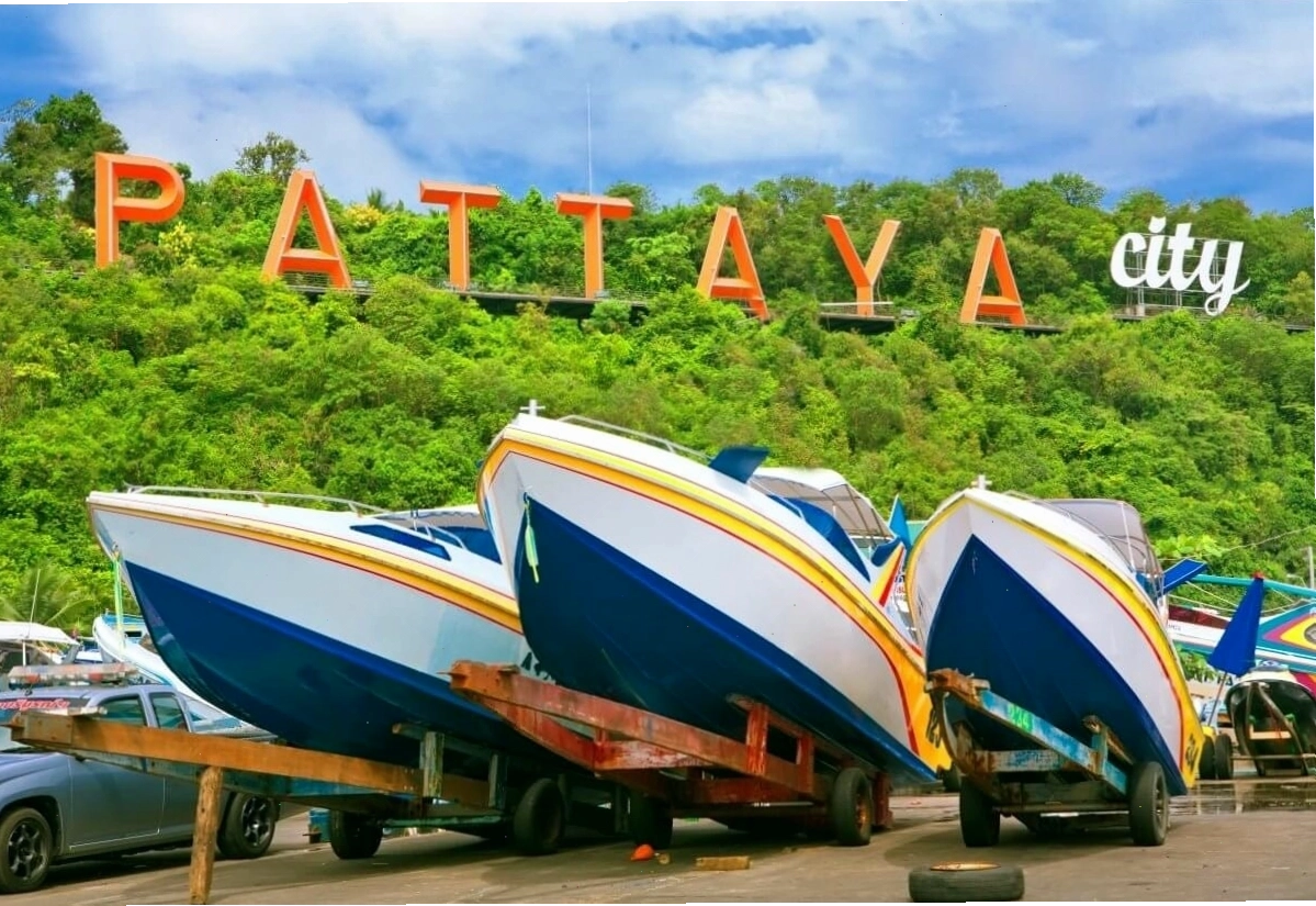 Thành phố biển Pattaya nhìn từ trên cao với bãi biển dài và các tòa nhà cao tầng