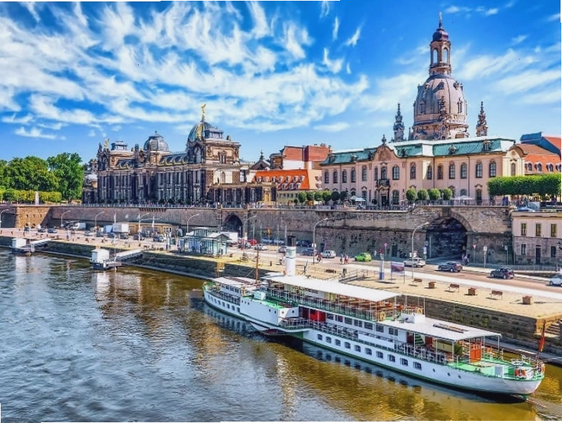 Thành phố Dresden Đức nhìn từ trên cao với sông Elbe uốn lượn