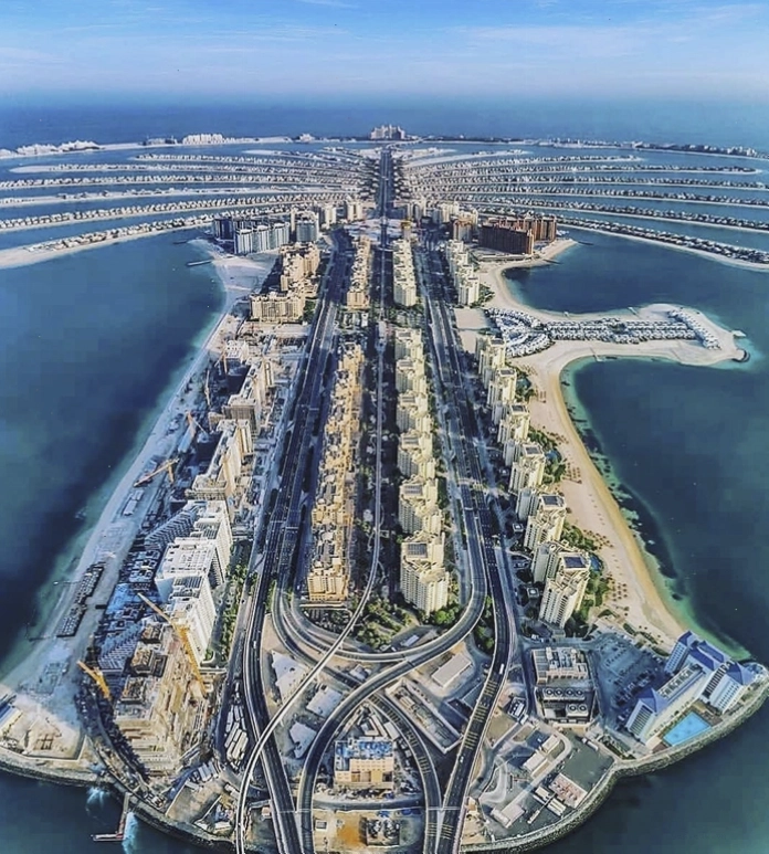 Thành phố Dubai về đêm rực rỡ ánh đèn nhìn từ trên cao