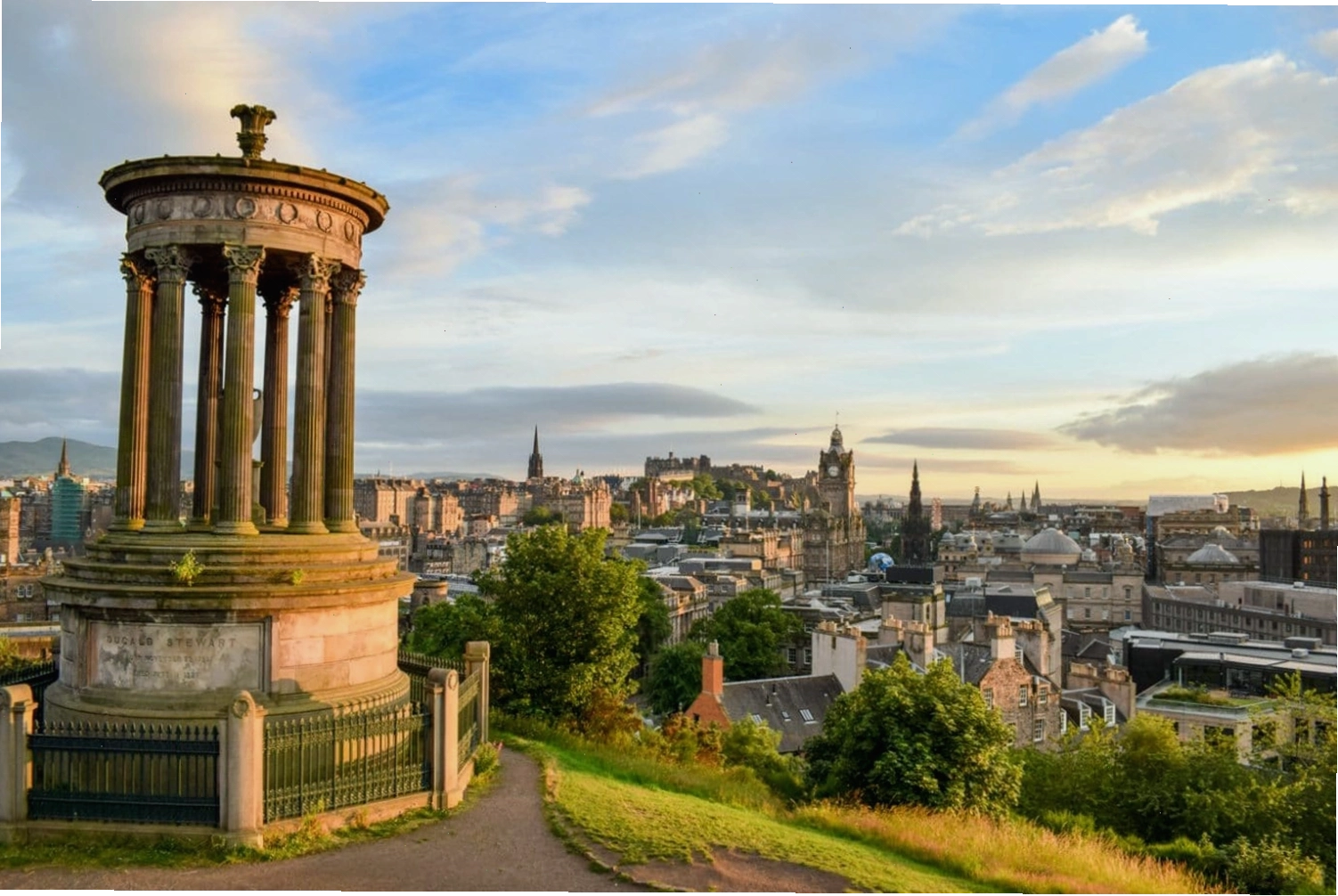 Thành phố Edinburgh cổ kính với lâu đài Edinburgh