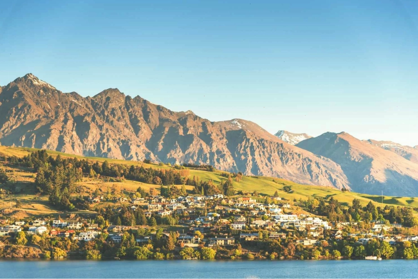 Thành phố Queenstown New Zealand nhìn từ trên cao với hồ Wakatipu và núi non bao quanh