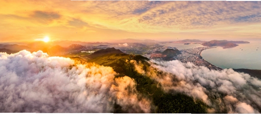 Thành phố Quy Nhơn nhìn từ trên cao với biển xanh và núi non hùng vĩ