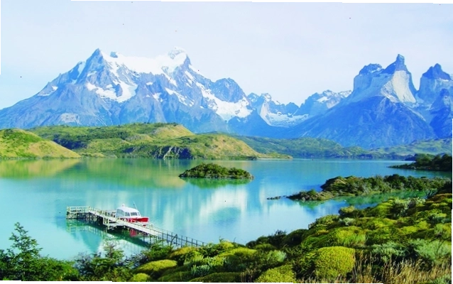 Thành phố Ushuaia nhìn từ trên cao với dãy núi và biển