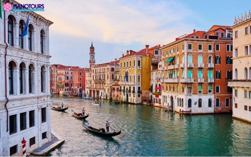 Thành phố Venice xinh đẹp và đầy thơ mộng với những con kênh xanh mát