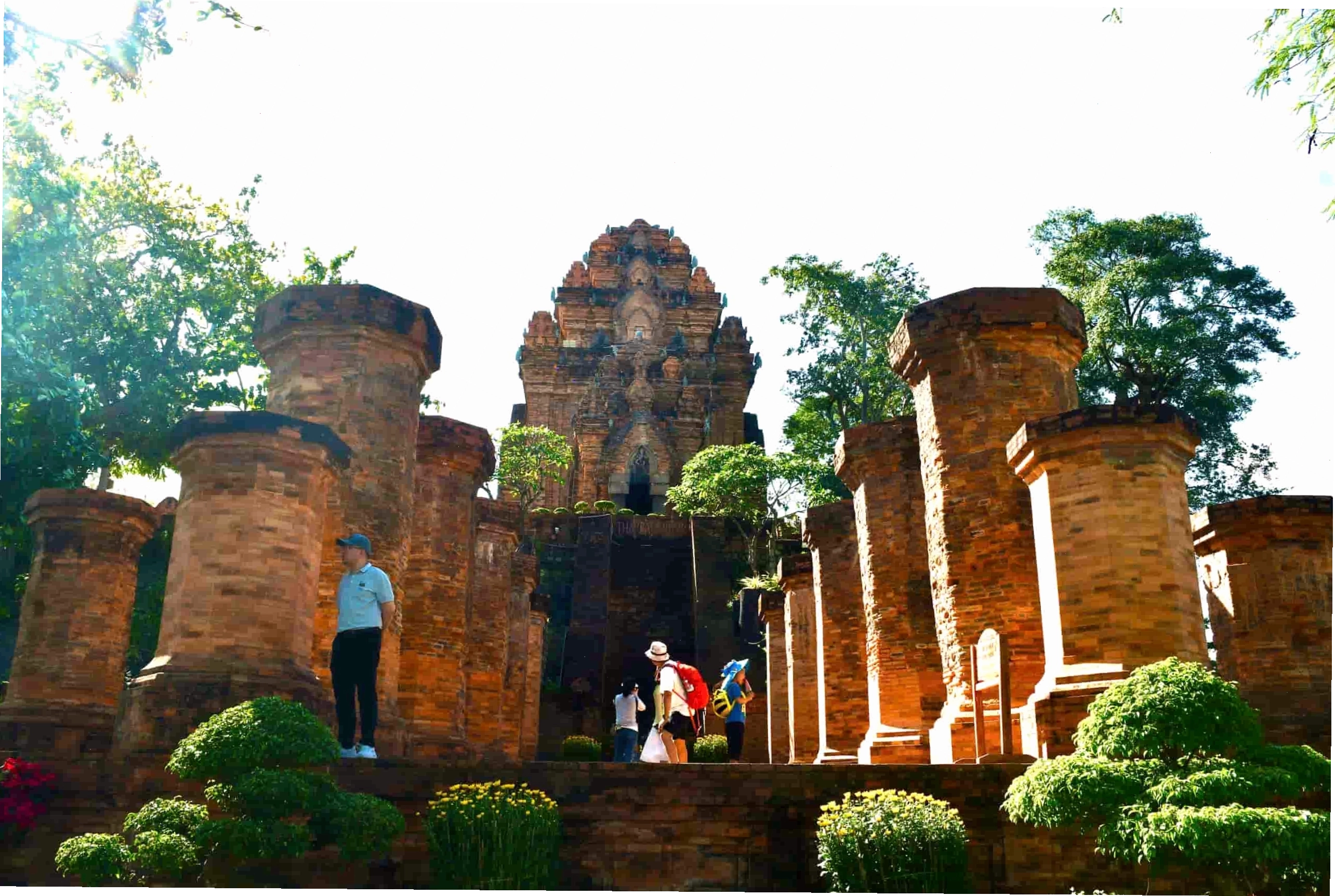 Tháp Bà Ponagar nhìn từ xa trên đỉnh đồi cửa sông Cái, Nha Trang