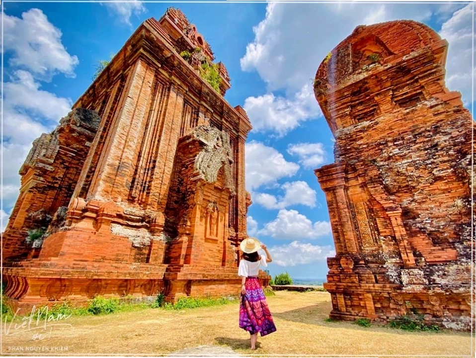 Tháp Bánh Ít Quy Nhơn Bình Định nhìn từ xa
