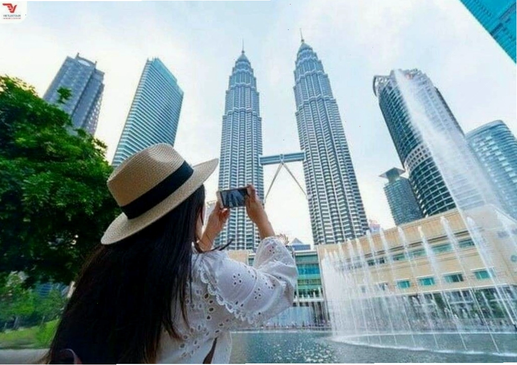 Tháp đôi Petronas với kiến trúc độc đáo và cầu nối trên không