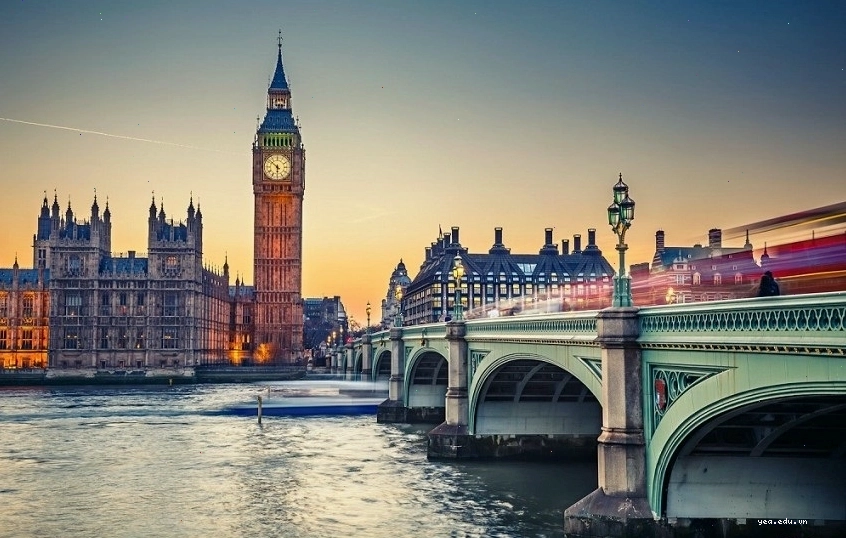 Tháp đồng hồ Big Ben nổi tiếng bên dòng sông Thames