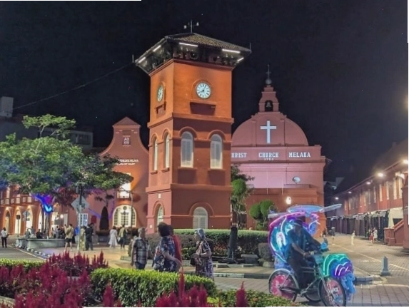 Tháp đồng hồ trước nhà thờ Chúa Kitô Melaka vào ban đêm