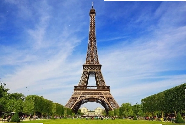 Tháp Eiffel là biểu tượng của nước Pháp và chụp ảnh với ngọn tháp này là điều không thể bỏ qua cho bất kỳ ai đến với Paris