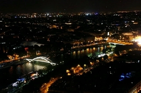 Tháp Eiffel lung linh về đêm, biểu tượng của Paris