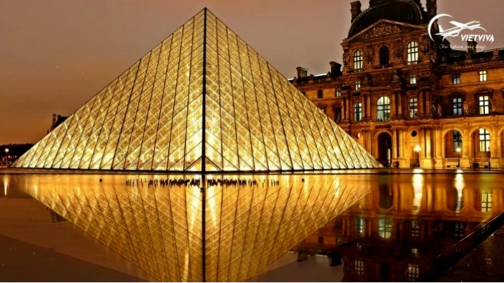 Tháp Eiffel lung linh về đêm, biểu tượng lãng mạn của Paris