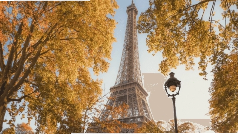 Tháp Eiffel mùa thu lãng mạn với lá vàng rơi