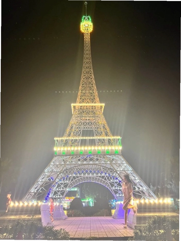 Tháp Eiffel phiên bản Việt ở công viên 7 kỳ quan lúc đêm về