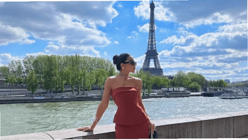 Tháp Eiffel rực rỡ dưới ánh nắng mùa hè Paris