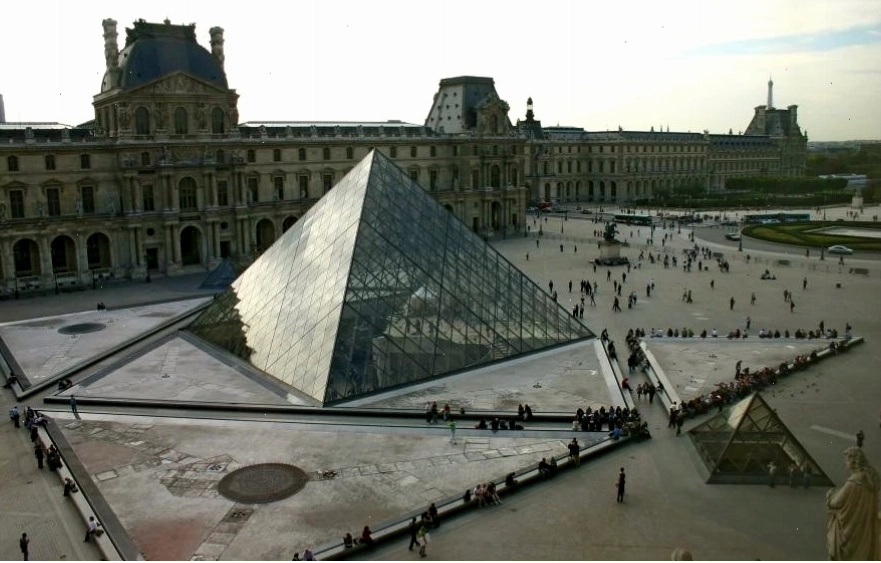 Tháp Eiffel sừng sững giữa bầu trời xanh