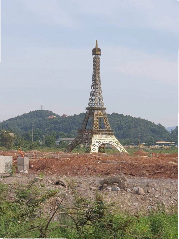 Tháp Eiffel Thanh Hóa lung linh về đêm với hệ thống đèn trang trí