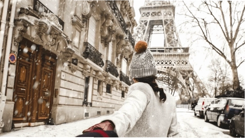 Tháp Eiffel trong khung cảnh mùa đông huyền ảo