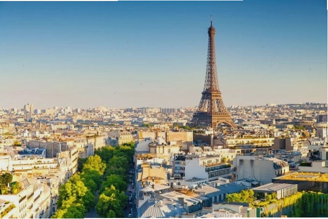 Tháp Eiffel về đêm lung linh ánh đèn