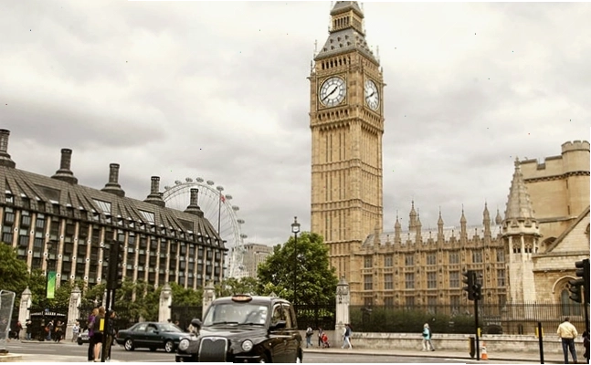 Tháp Elizabeth (Big Ben) sừng sững bên bờ sông Thames