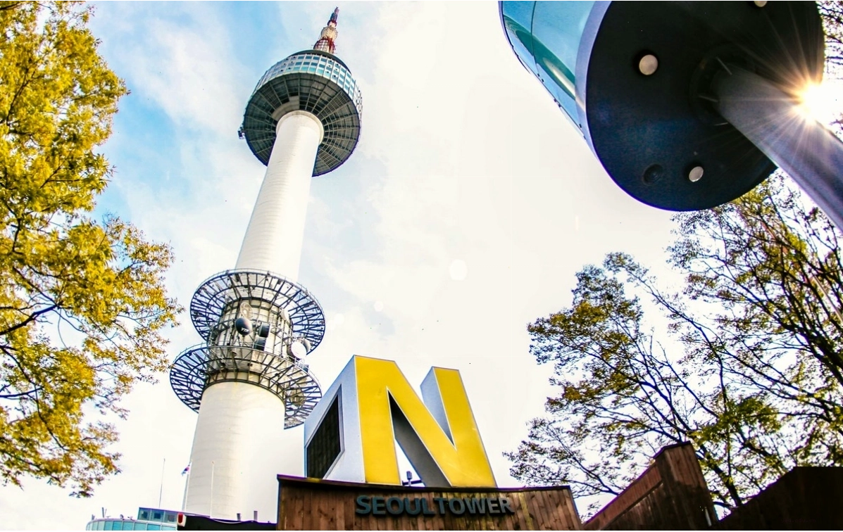 Tháp Namsan - địa điểm nổi tiếng hàng đầu của Seoul với kiến trúc hiện đại