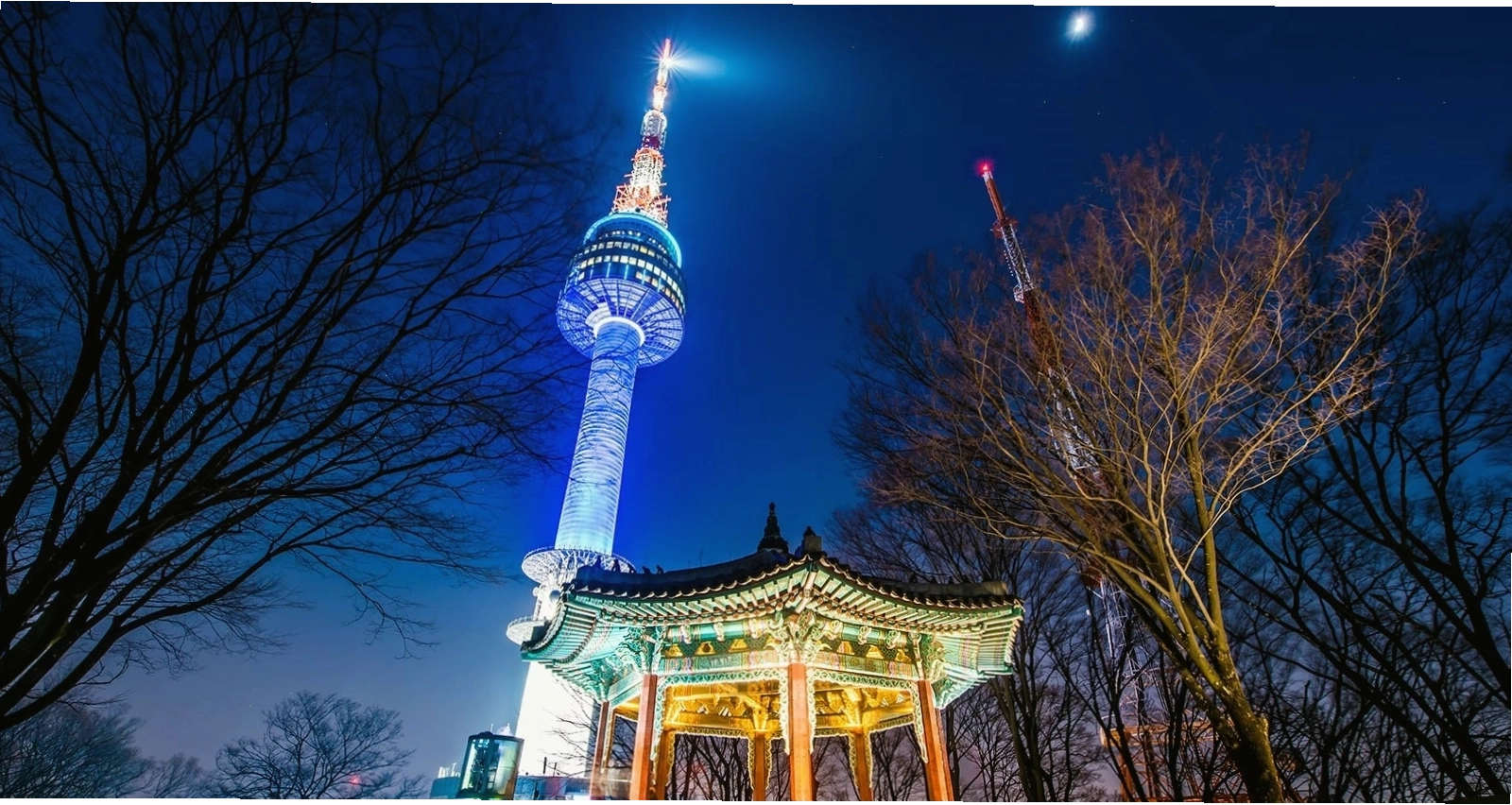 Tháp Namsan về đêm lung linh dưới ánh đèn LED