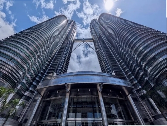 Tháp Petronas hay tháp đôi KLCC, biểu tượng kiến trúc của Kuala Lumpur, Malaysia