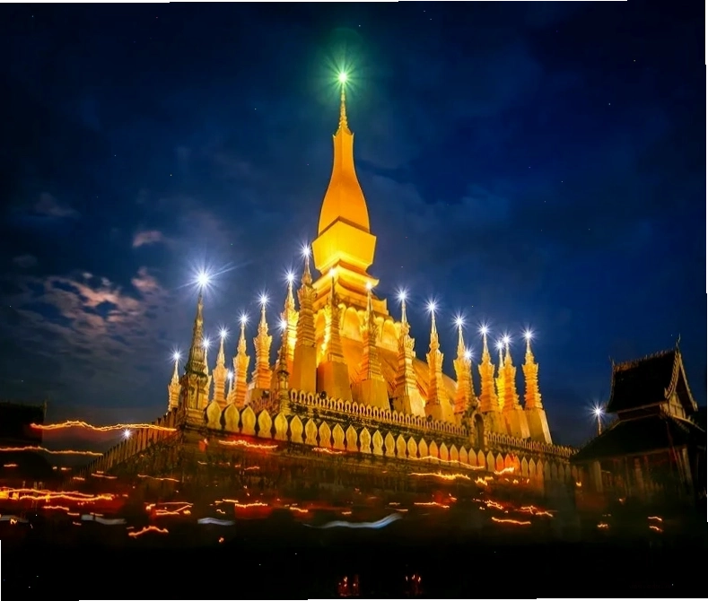 Tháp Thạt Luổng lung linh về đêm