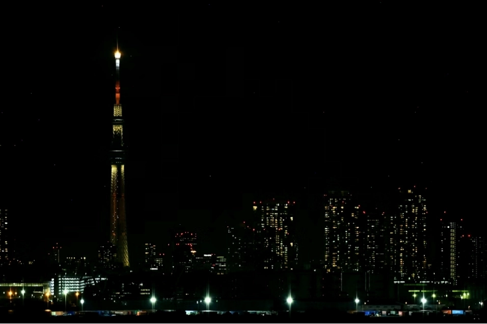 Tháp Tokyo Skytree và đường chân trời các tòa nhà cao tầng về đêm