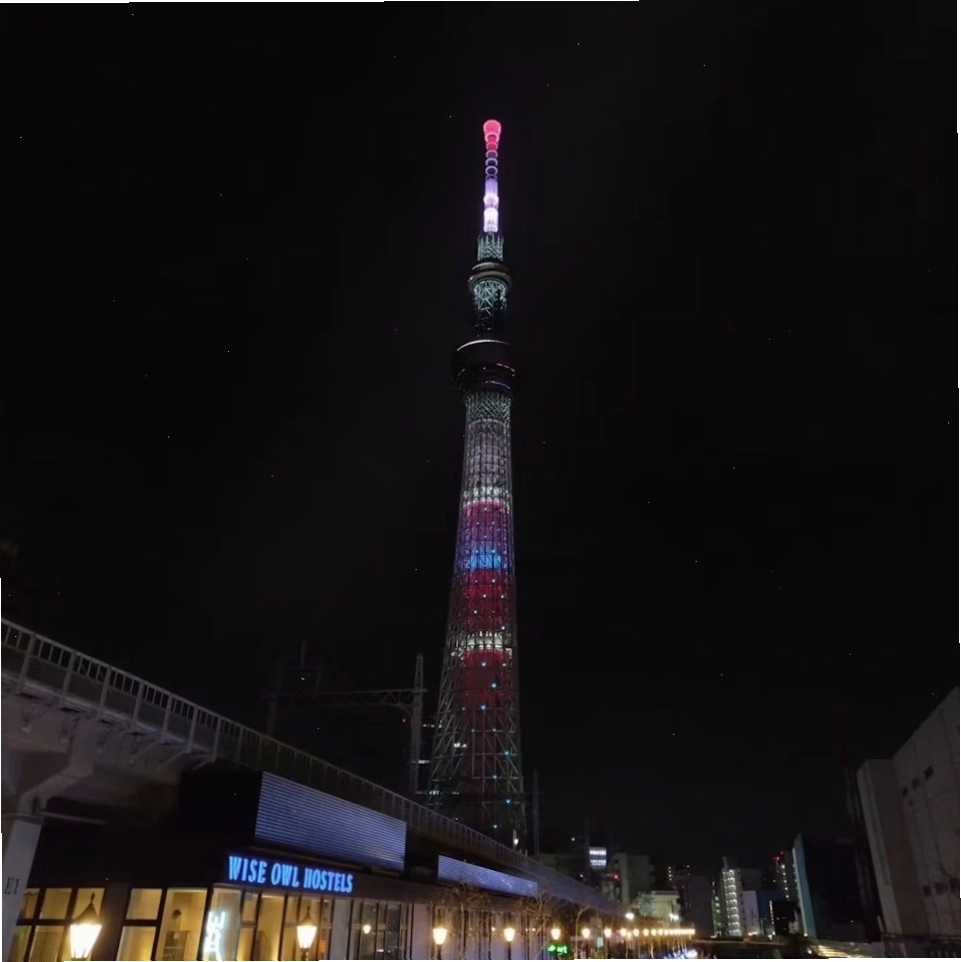 Tháp Tokyo Skytree về đêm với khu phố rực sáng xung quanh