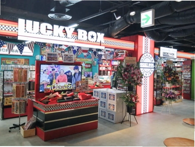 Tháp Tokyo Tower với màu sắc đỏ trắng đặc trưng nổi bật giữa bầu trời Tokyo